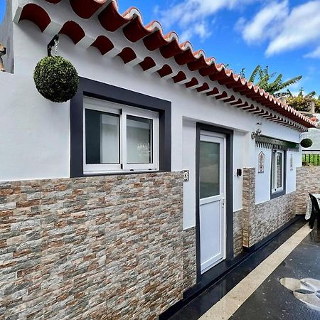 Modern Minimalist Studio With Essential Comfort 푼샬 외부 사진