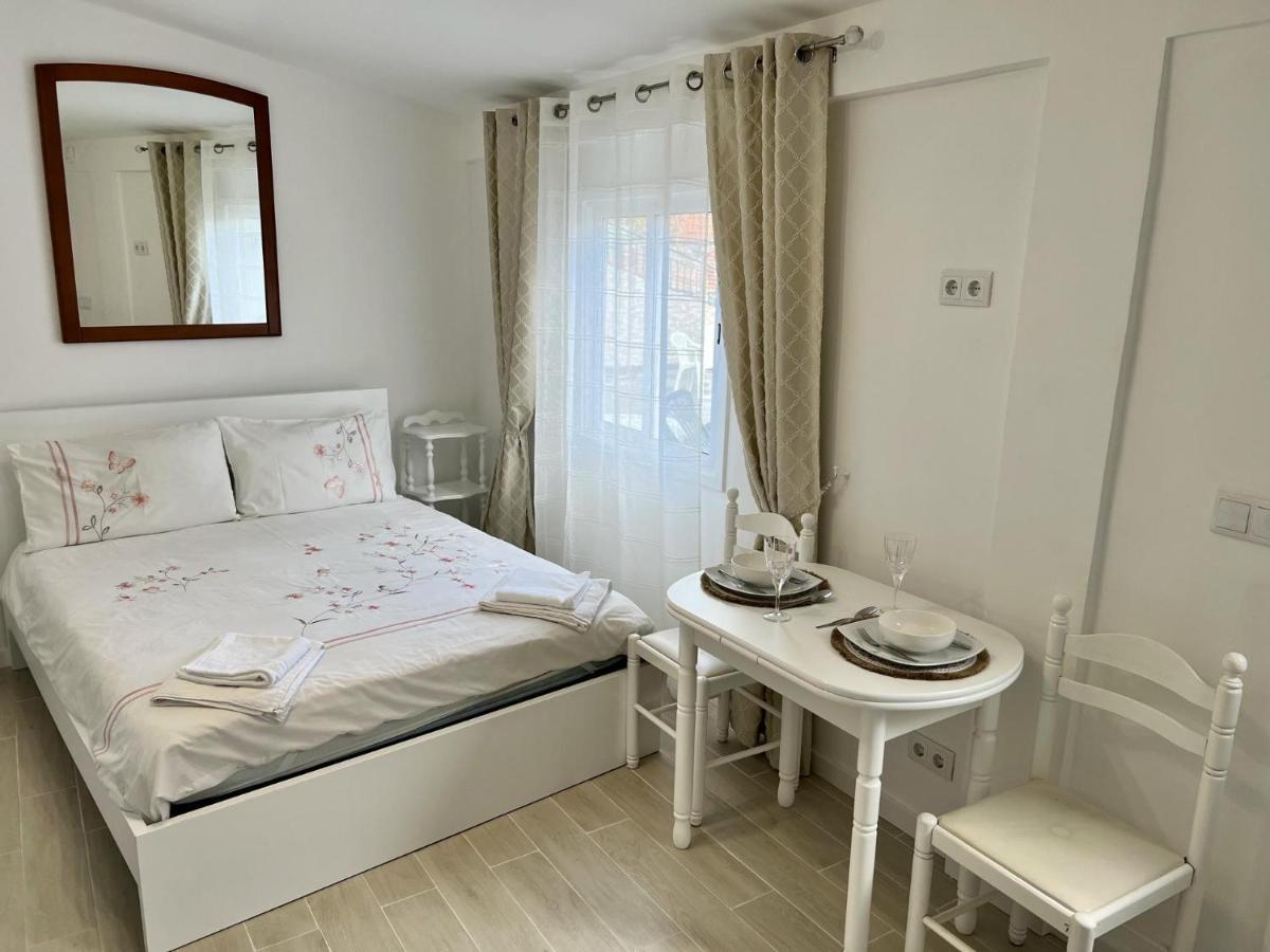 Modern Minimalist Studio With Essential Comfort 푼샬 외부 사진