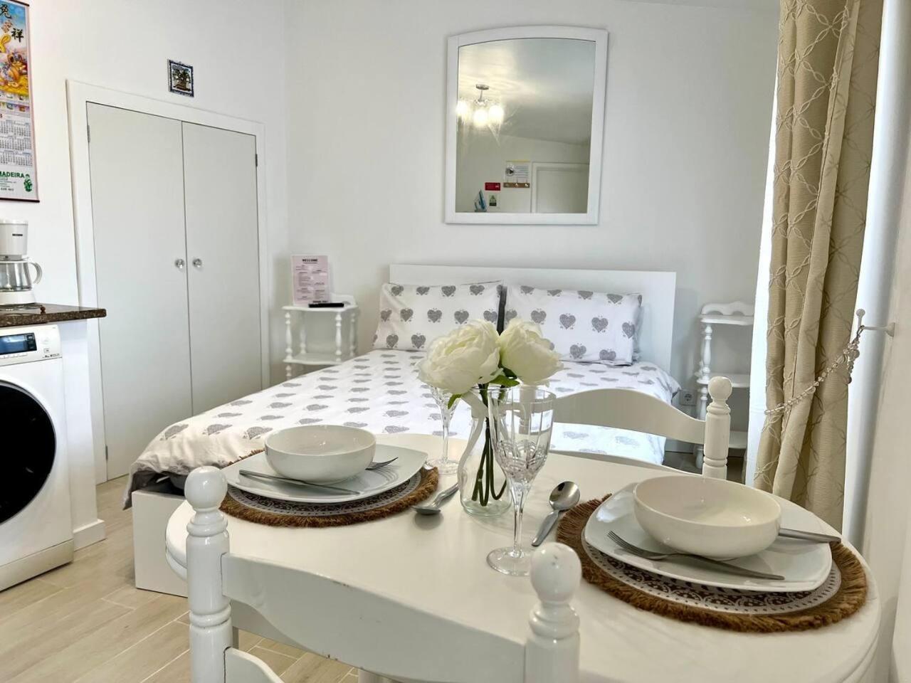 Modern Minimalist Studio With Essential Comfort 푼샬 외부 사진